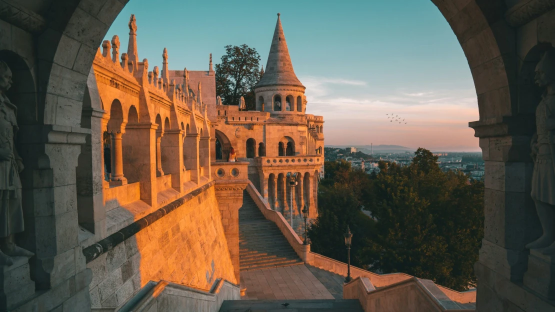 Influenszerbuli Tiborcznál, állami pénzből: ezek a Tiktok és instasztárok habzsi-dőzsiznek Budapesten