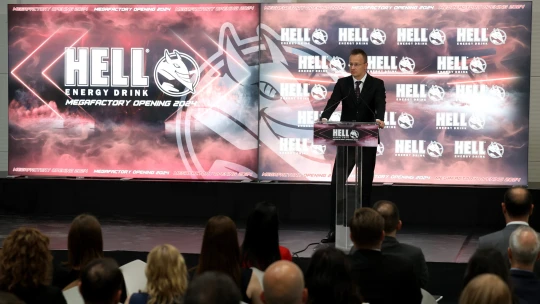 Dobozos vízzel jön ki a Hell, Eva Mendes az arca