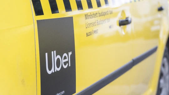 Újra elérhető az Uber, 8 év után térnek vissza Budapestre