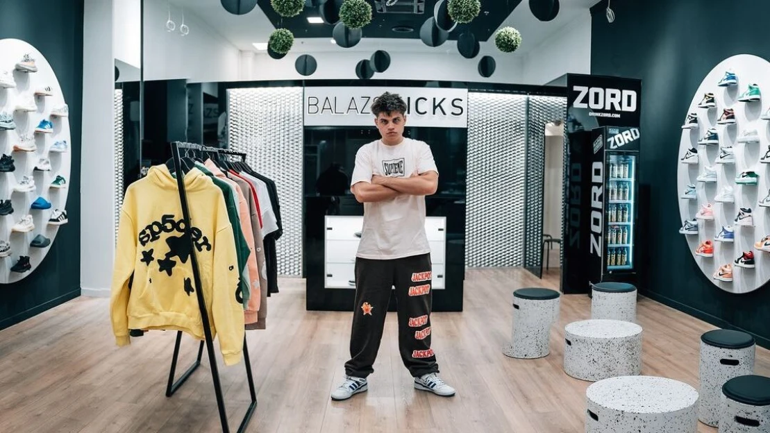 Tömegjelenetet hozott a sneaker-guru „ingyencipős” boltnyitása a Westendben