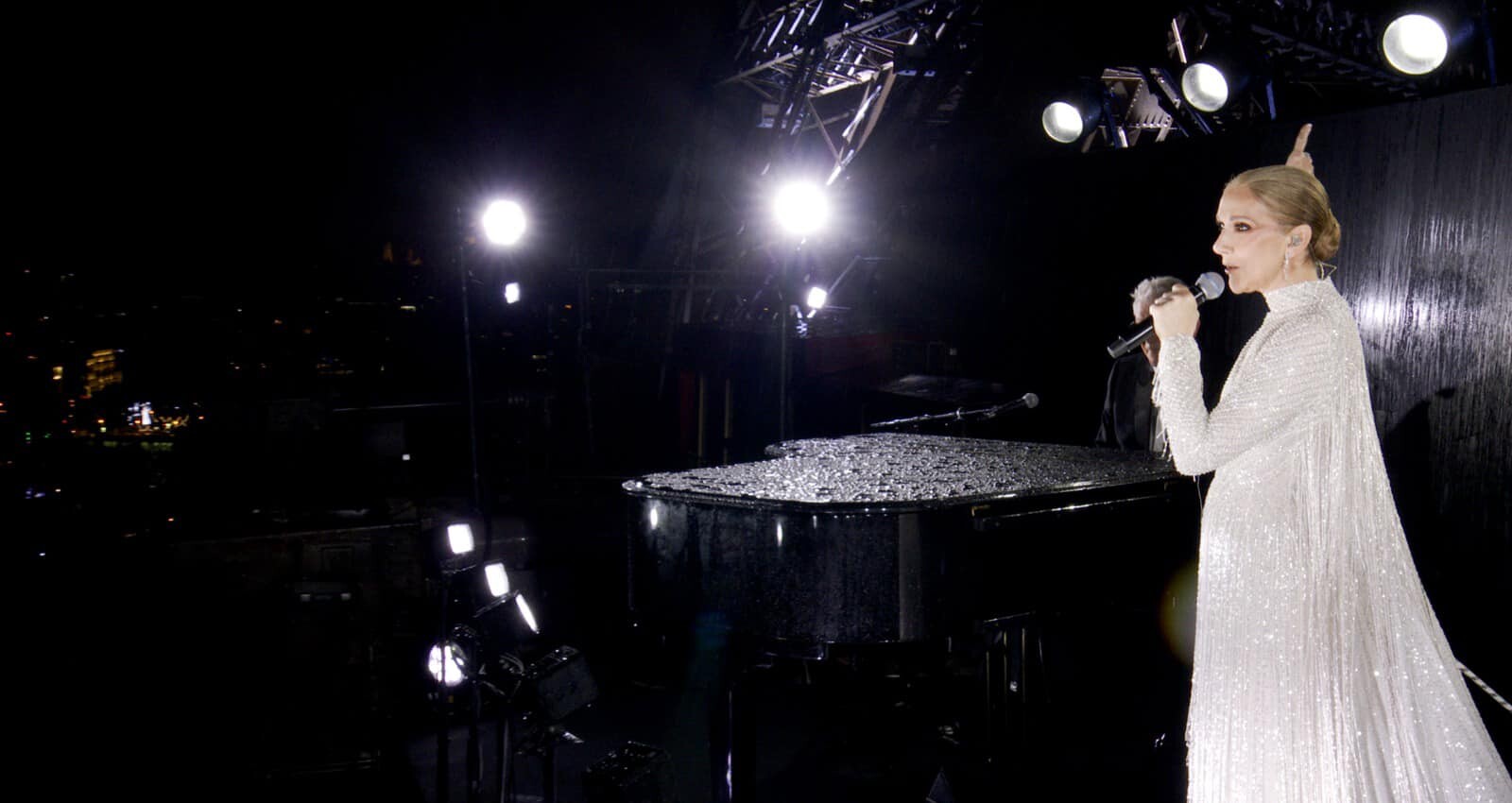 Így tért vissza Celine Dion a párizsi olimpia megnyitóján – videó