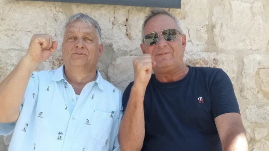 Külföldön nyaral Orbán Viktor, Trump-ököllel pózolt, újra előkerült a szalmakalap