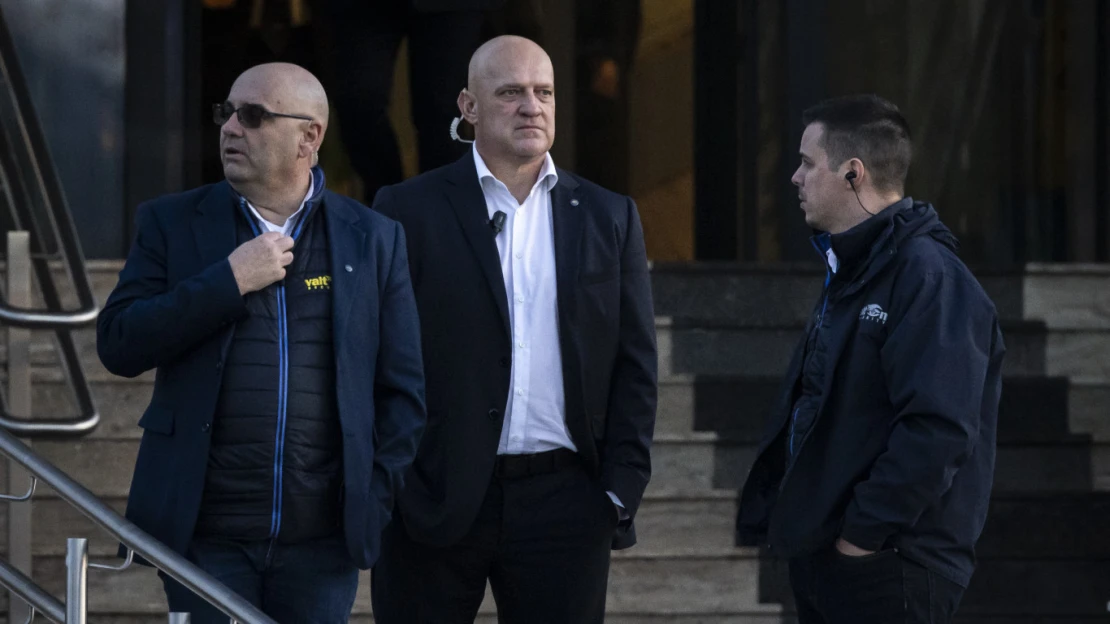 Milliárdos osztalékokról titkolózó őrző-védő cég vett új elektromos autókat EU-s pénzből