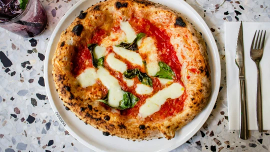 Mit tud az ország legjobbnak nevezett pizzériája? Megnéztük, és ki nem találnád, kibe botlottunk
