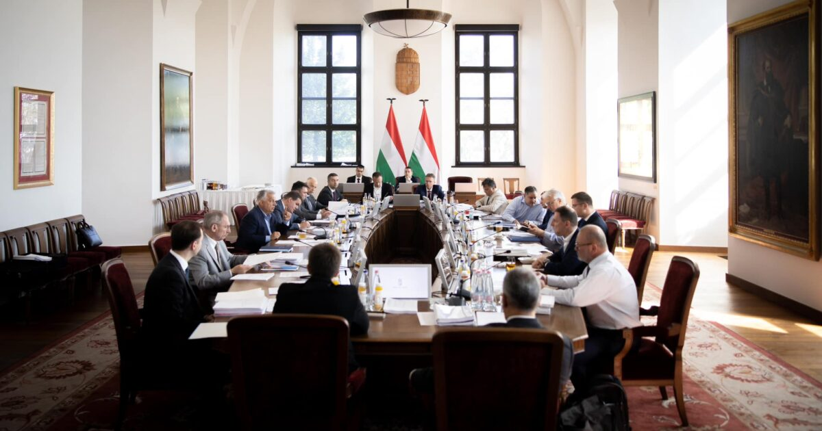 Több száz titkosított határozatot hozott a kormány egy év alatt