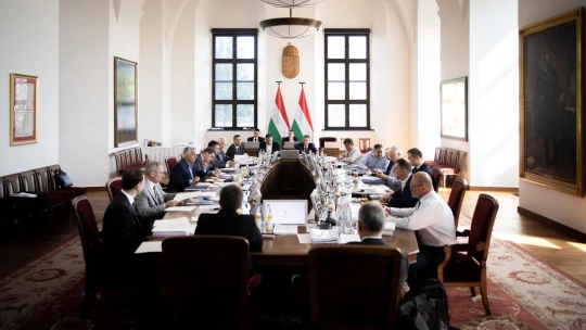 Megszorításokról döntött a kormány az állami cégekben, leépítési hullám is jöhet