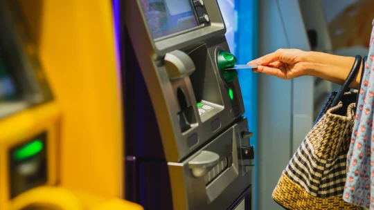 Megadta a pinkódját saját bankja automatájának, megcsapolták a számláját