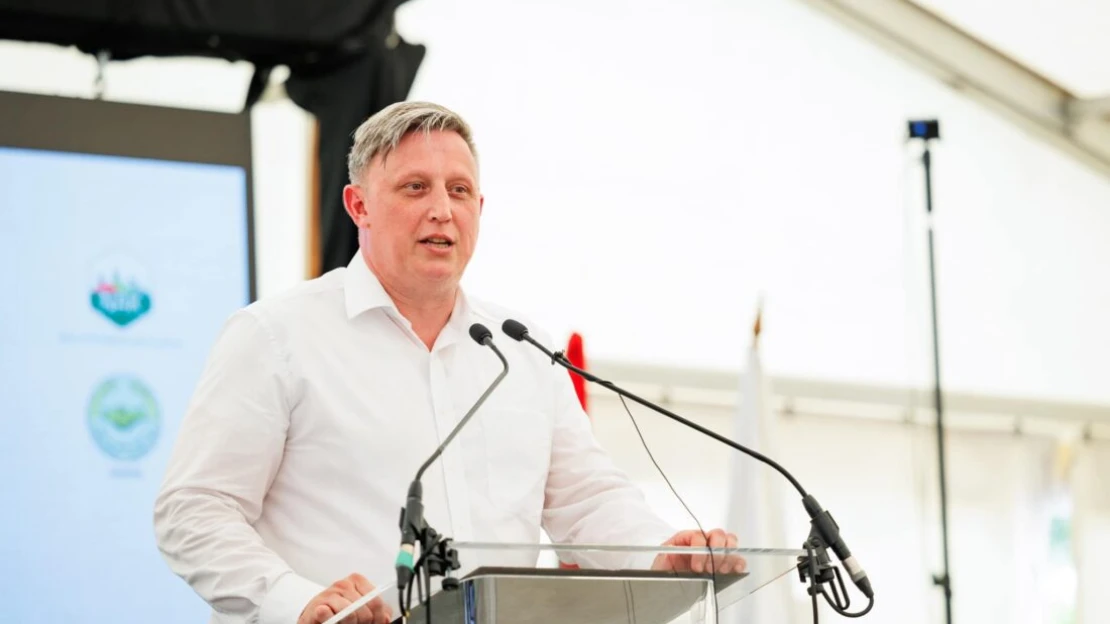 Lemondott a fideszes politikus, miután tettlegességig fajult a vitája egy nővel
