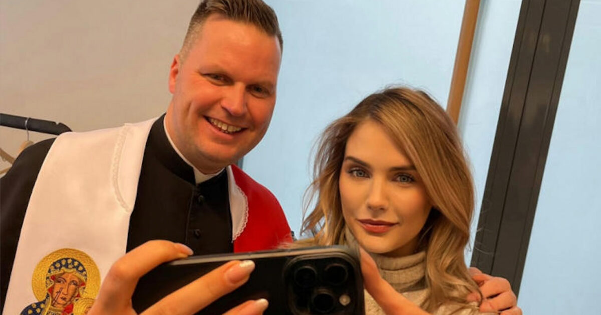Melegorgiákra járt a Karmelitát és a Megafon irodáját megáldó sztárpap