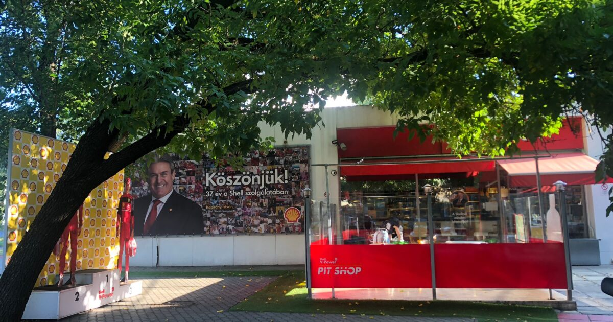 Budán neveztek el egy benzinkutat a globálisan a legmagasabb szintre jutó magyar topmenedzserről