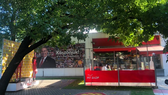 Budán neveztek el egy benzinkutat a globálisan a legmagasabb szintre jutó magyar topmenedzserről