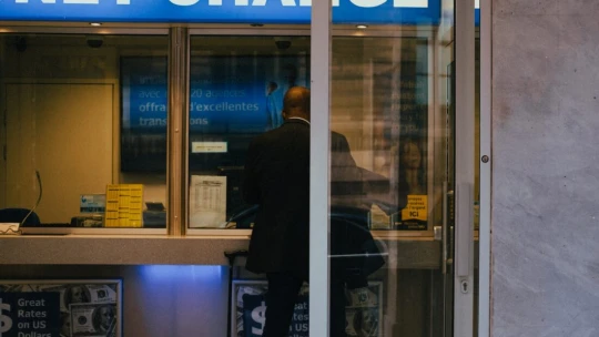 A padlón koppant a forint, nagy erőkkel haladunk a kritikus szintek felé