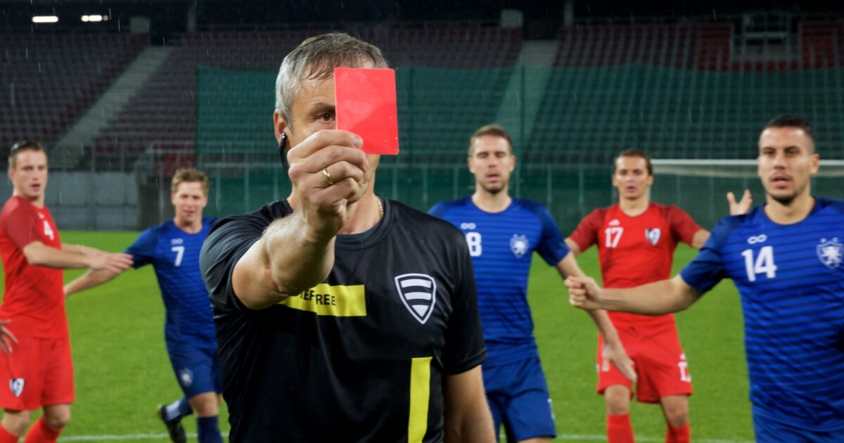 Piros lapot kapott a FIFA: versenykorlátozóak a labdarúgók átigazolási szabályai