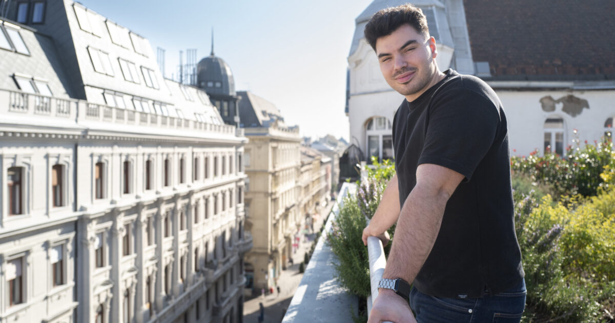 Benedek megbukott, úgyhogy fejlesztett magának egy appot, évfolyamelső lett, most üzletet épít rá