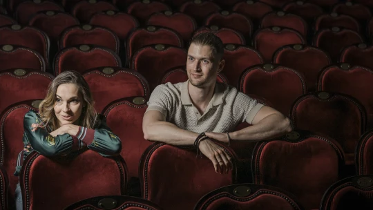 Feloszlott az együttesük, miután megszűnt a tao-támogatás, most Londonban állít színpadra musicalt a magyar pár