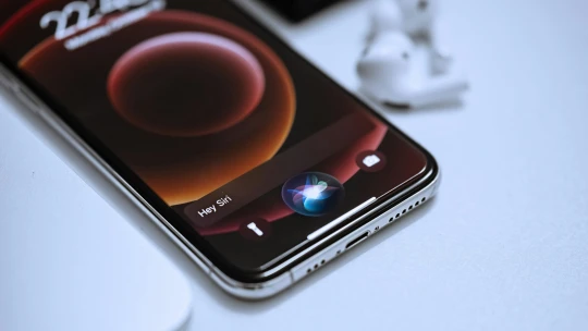 Úgy tűnik, végre használhatóbb lesz a Siri, az Apple behozhatja a lemaradását