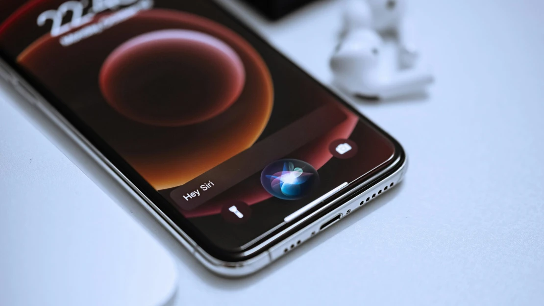 Úgy tűnik, végre használhatóbb lesz a Siri, az Apple behozhatja a lemaradását