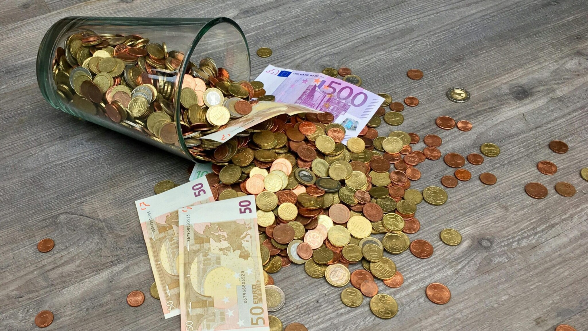 Erősödik a dollár, tovább romlik a forint