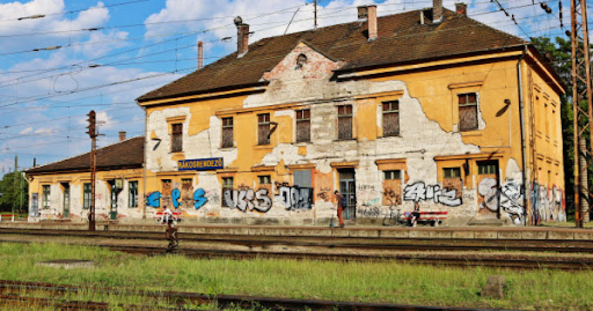 Ki nem találnád, hogyan újítaná fel a vasútállomásokat a jól nevelt Lázár János