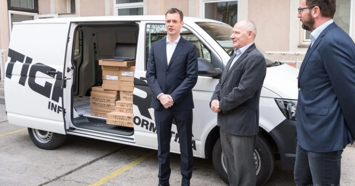 Kormányközeli vállalkozó használhatatlan szoftverét tukmálja a védőnőkre az állam