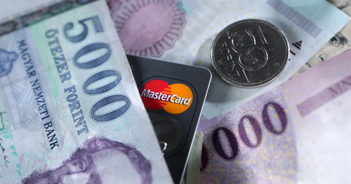 Ezért csökkentik a bankok egymás után a díjaikat
