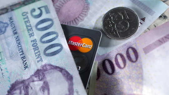 Esélytelennek tartják a magyar cégvezetők, hogy 2025-ben 400 alá küzdené magát a forint az euróval szemben – sőt!