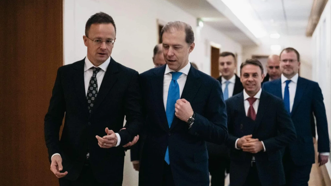 Ki nem találnád, hova szaladt Szijjártó a hitelkilátásaink rontása után, miközben a forint szakad