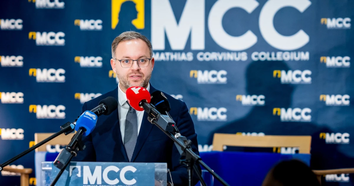 Mutatjuk, hogy áll a villa, ami egy Orbán Balázs családjához köthető balatonparti ingatlanon épül