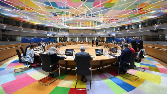 Az ukrán elnök részvételével, a magyar napirendi pont nélkül kezdődik az idei utolsó EU-csúcs