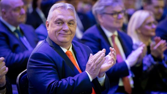 Sült galamb Brüsszelből: közel ezer milliárd forintnyi uniós pénz repülhet Orbánékhoz a választások előtt