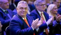 Mindenki mást mond, továbbra is rejtély, kinek a pénzén repked Orbán