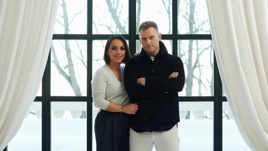 Újabb rejtélyes üzletembereket vezetett körbe a Parlament körül a Tiborcz-Orbán házaspár