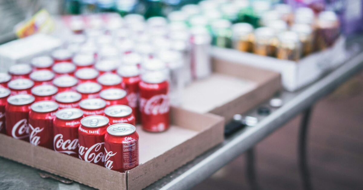 Vegyi anyag került az üdítőkbe, ezért a Coca-Cola visszahívja egyes termékeit Európában