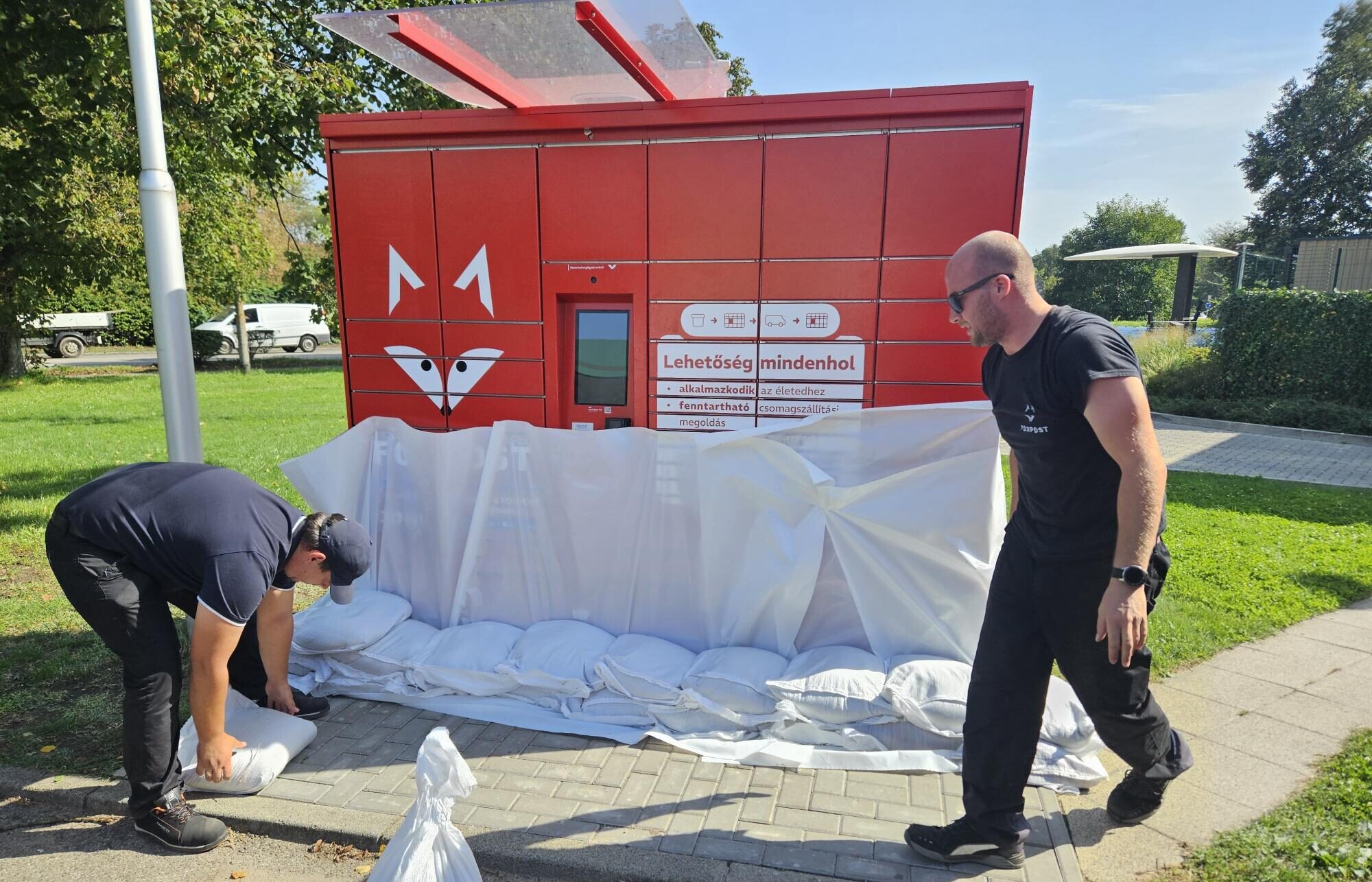 Létrejött Magyarország legnagyobb csomagautomata-hálózata, változik a csomagfeladás és a fizetés