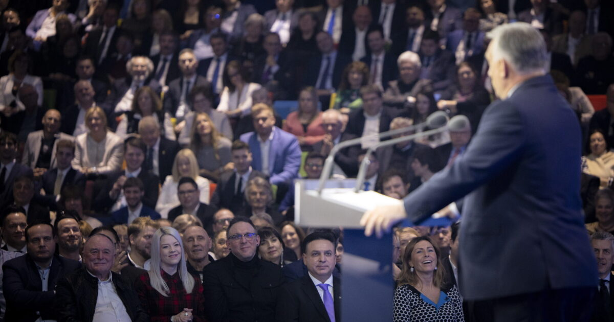 Több mint kéthavi extrát jelenthet egy háromgyermekes családnak Orbán adóreformja