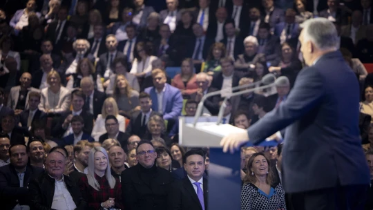 Orbán a nőknek tett ígéretcunamival rúgta be a kampányt