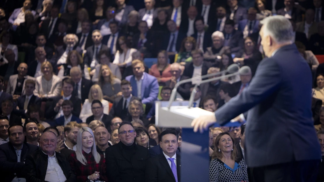 Orbán a nőknek tett ígéretcunamival rúgta be a kampányt