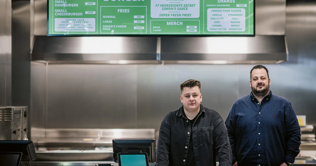 A világ leghíresebb youtubere intézte el a Simon’s Burger következő akcióját