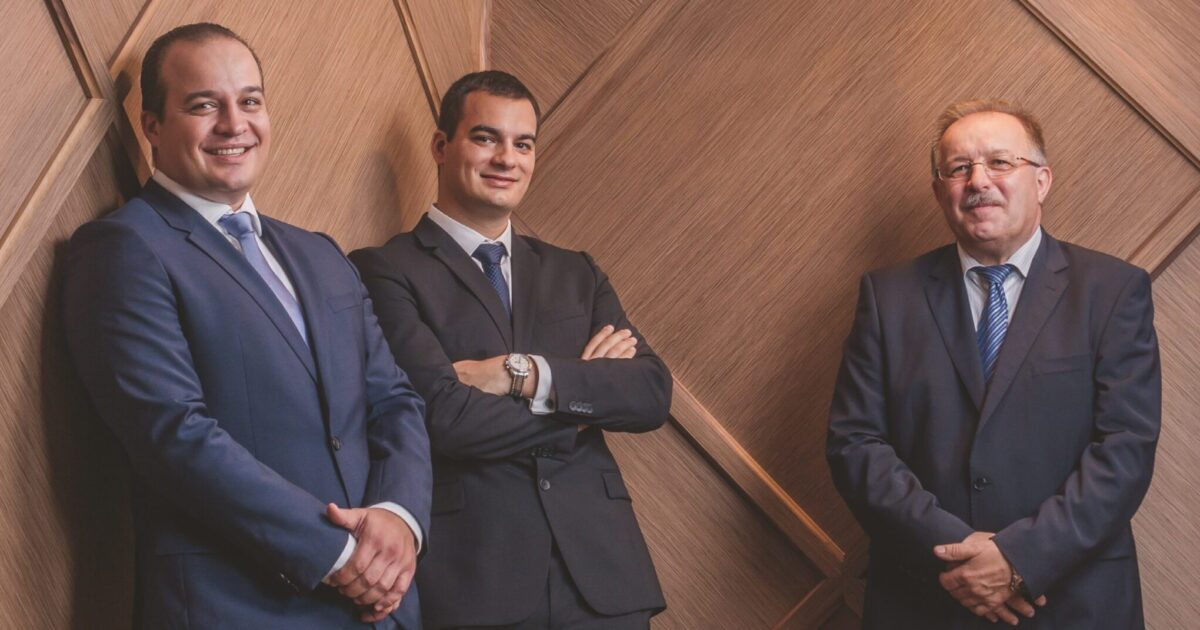 Én életben tartom a csirkéket, a bátyám pedig feldolgozza őket – interjú az ország egyik legvagyonosabb családjának legkevesebbet látott arcával
