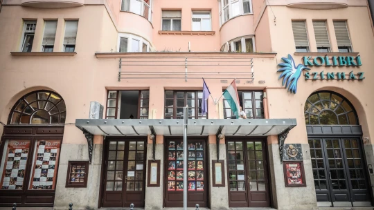 Egyetlen szavazatot kapott, hűtlen kezelés gyanújában érintett, senki sem várja vagy akarja – mégis kinevezte a miniszter a színház élére
