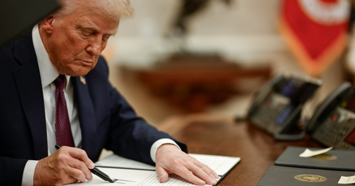 Trump beváltotta az ígéretét, aláírta a rendeletet