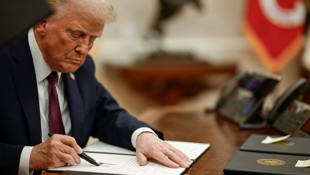 Trump beváltotta az ígéretét, aláírta a rendeletet
