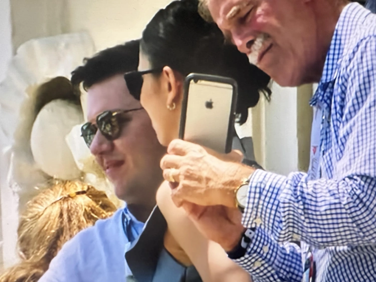 Matolcsy Ádám monacói luxusteraszon pezsgőzik egy Netflix-sorozatban