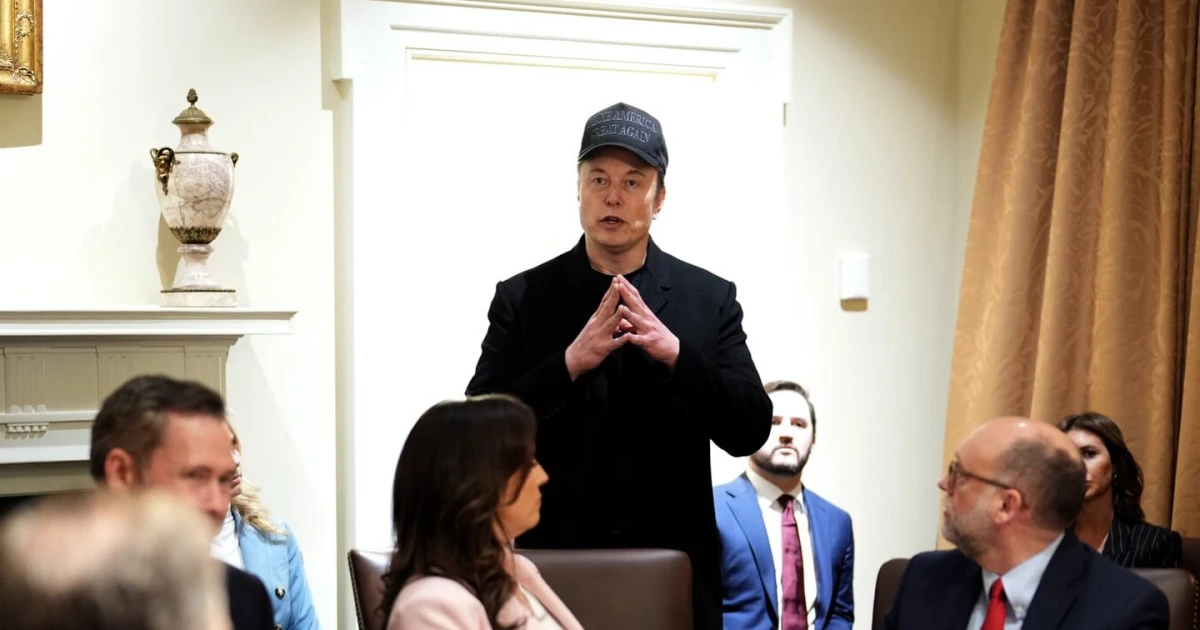 Csaknem felére csökkentették a Tesla részvényeinek célárát Elon Musk politikai szerepvállalása és a vámháború miatt