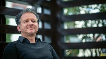 Különc magyar milliárdos segítette több Pest megyei tiszás jelölt kampányát