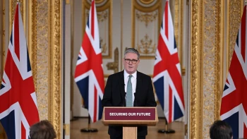 Egyre nagyobb a nyomás a brit miniszterelnökön, már miniszterek is távoznak