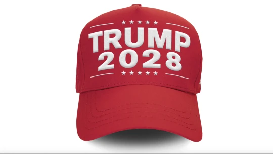 Trump már Trump 2028-as sapkákat árul, mert szerinte léteznek módszerek, amivel harmadjára is elnök lehet