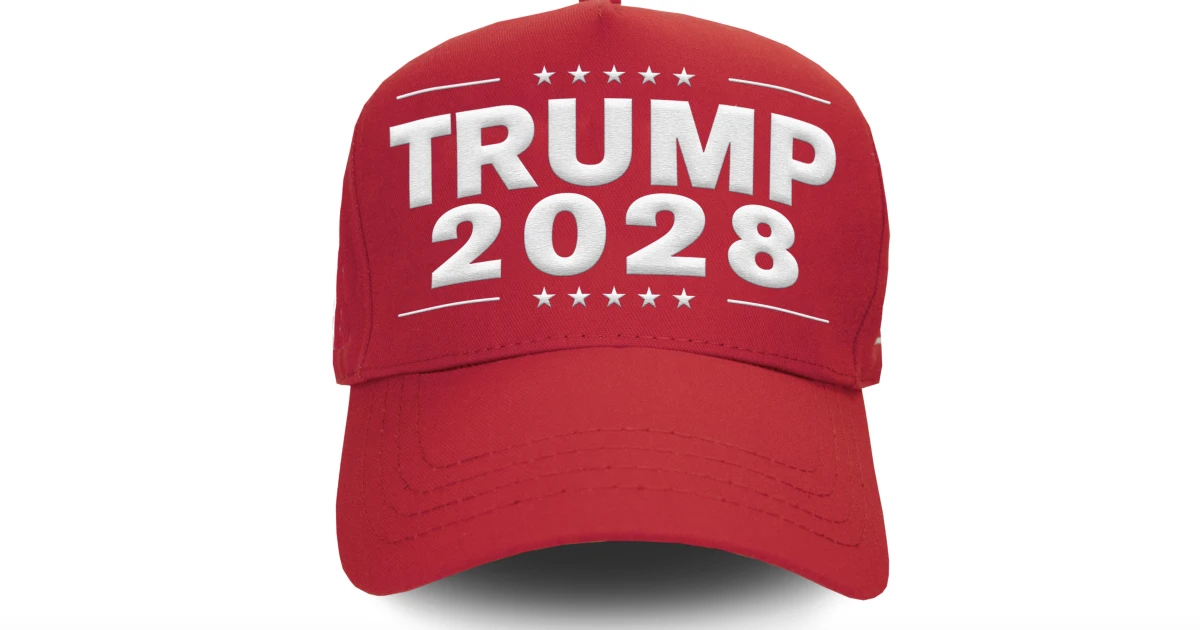 Trump már Trump 2028-as sapkákat árul, mert szerinte léteznek módszerek, amivel harmadjára is elnök lehet