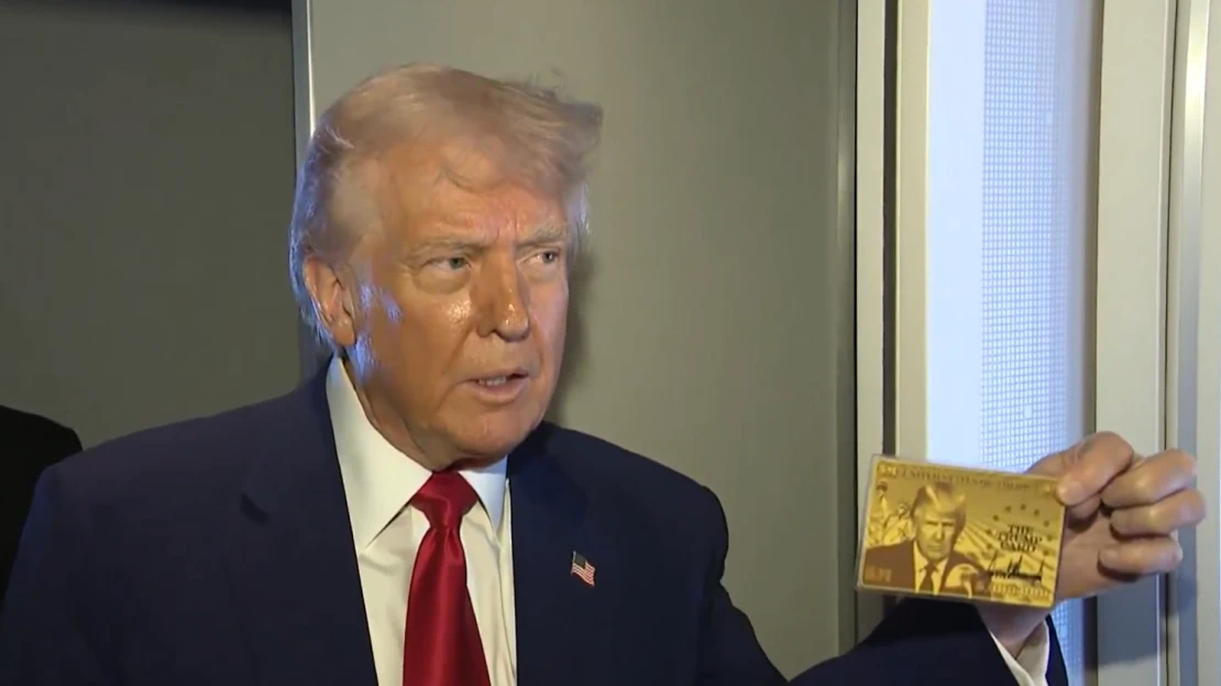Már meg sem lepődsz, kinek az arcát nyomta Trump az Amerikát megnyitó aranykártyára