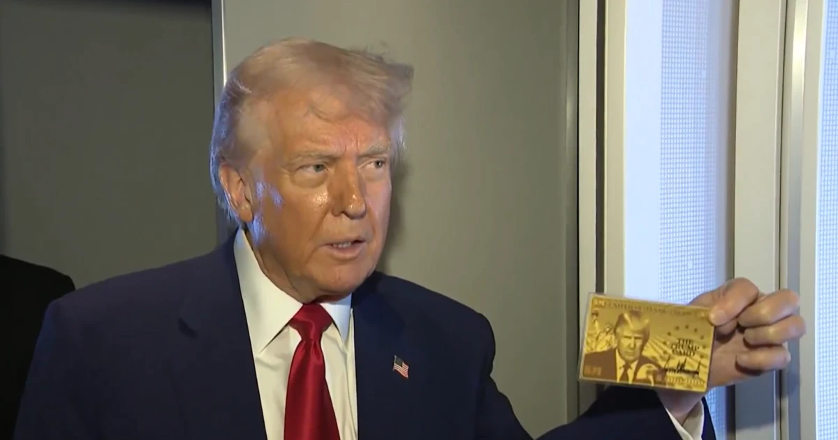 Már meg sem lepődsz, kinek az arcát nyomta Trump az Amerikát megnyitó aranykártyára
